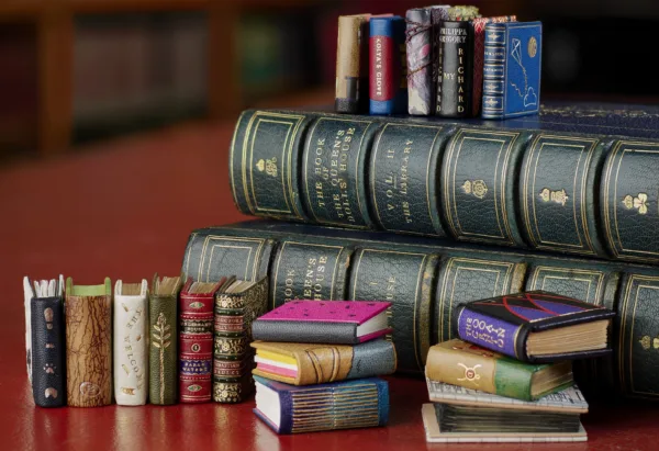 Sarah Waters announced as a contributor to the miniature library of Queen Mary's Dolls House!